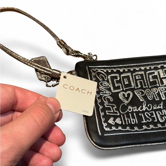 Coach - Brand New - Black and White Graffiti Poppy Wristlet - Picture 4 of 9